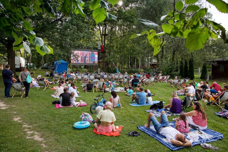 Seanse pod chmurką w dzielnicach. Czas na Letnie Kino Plenerowe!